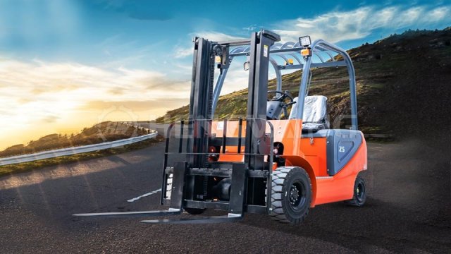 Off-Road Forklifts_ A Powerful Assistant for Complex Field Operations